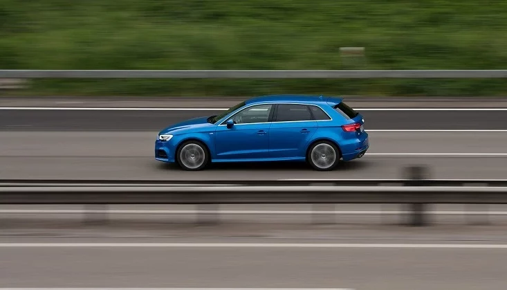 Geschwindigkeitsmessung im fließenden Verkehr - der Einseitensensor ES 3.0 misst vom Fahrbahnrand aus