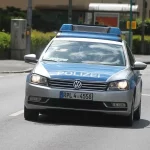 Streifenwagen der Polizei im fließenden Verkehr