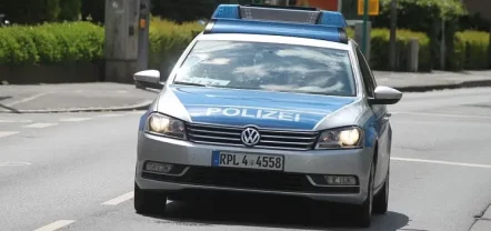 Streifenwagen der Polizei im fließenden Verkehr