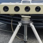 Einseitensensor mit fünf optischen Sensoren auf einem Stativ am Fahrbahnrand