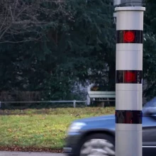 Foto eines stationären PoliScan-Speed-Blitzers am Straßenrand