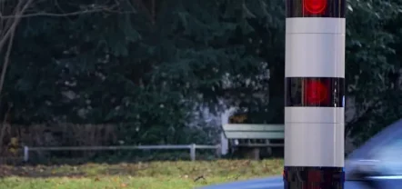 Foto eines stationären PoliScan-Speed-Blitzers am Straßenrand