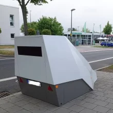 Foto eines Blitzeranhängers mit PoliScan FM1 am Fahrbahnrand