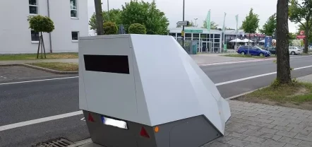 Foto eines Blitzeranhängers mit PoliScan FM1 am Fahrbahnrand