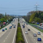 Autobahn aus der Perspektive einer Messbrücke