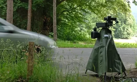 Messfahrzeug mit dem Radarmessgerät Traffipax SpeedoPhot am Straßenrand