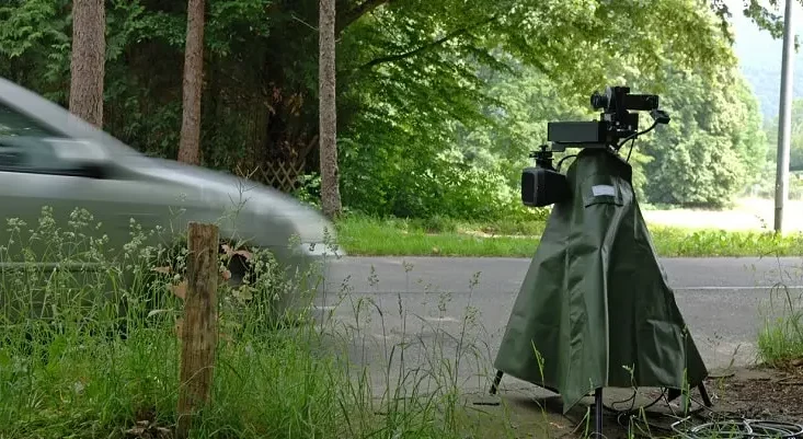 Messfahrzeug mit dem Radarmessgerät Traffipax SpeedoPhot am Straßenrand