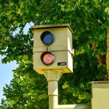Foto einer stationären Blitzersäule mit dem TraffiStar S 330