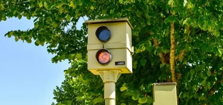 Foto einer stationären Blitzersäule mit dem TraffiStar S 330