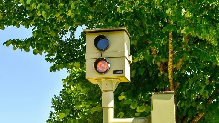 Stationäre Blitzersäule mit dem Messgerät TraffiStar S 330 am Fahrbahnrand