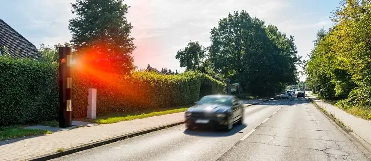 Geschwindigkeitsmessgerät TraffiStar S 350 von Jenoptik am Fahrbahnrand
