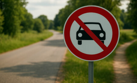 Ein Verkehrsschild mit einem Fahrverbotshinweis
